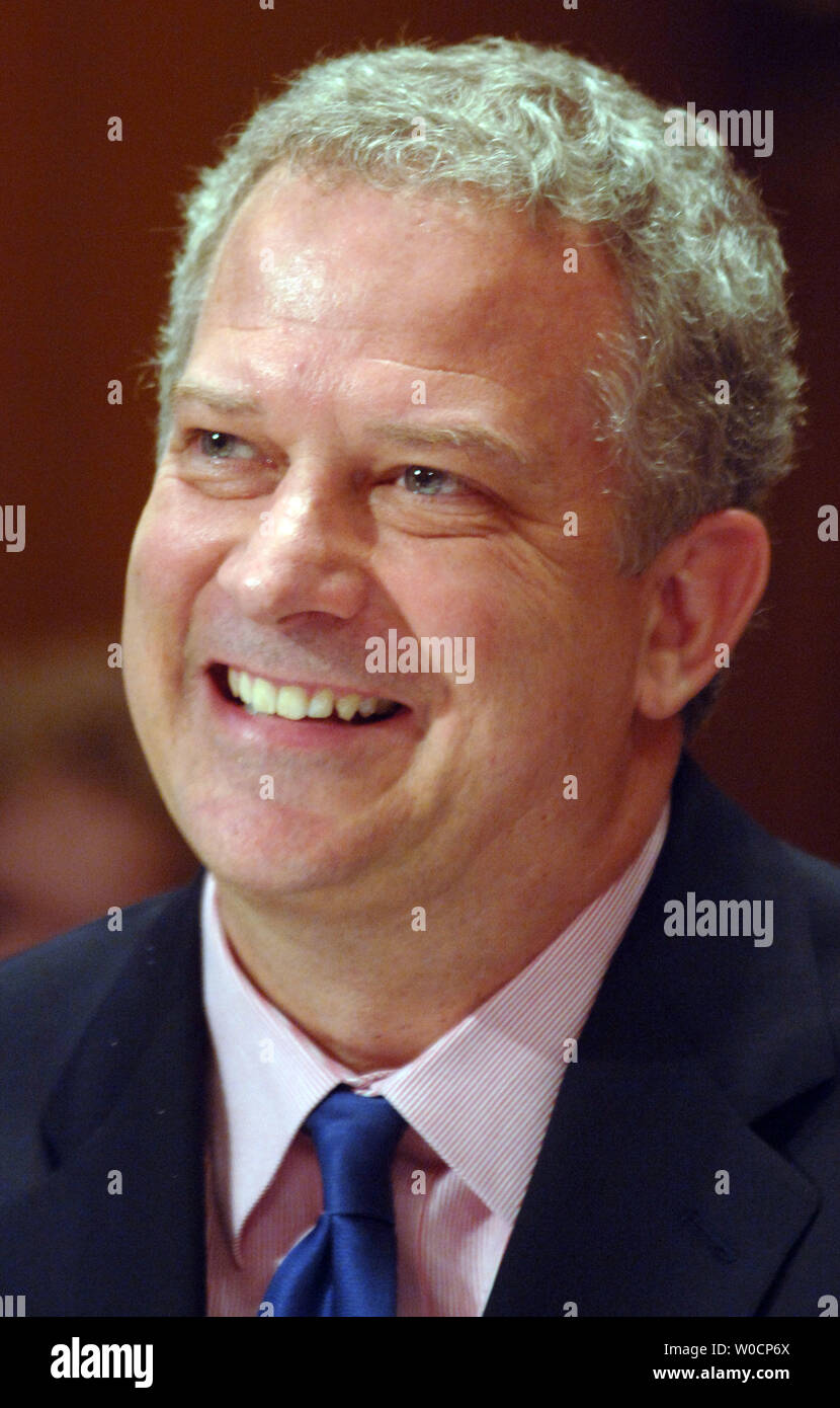 John Lawson, Präsident und CEO, Verband der öffentlichen Fernsehsender bezeugt vor der Senat Mittel für die Finanzierung von PBS-Ausschuss am 11. Juli 2005 in Washington. PBS von Republikanern, die behaupteten, Broadcast Kanal links schiefen Programmierung kritisiert und sollte nicht Mittel aus dem Kongress. (UPI Foto/Michael Kleinfeld) Stockfoto