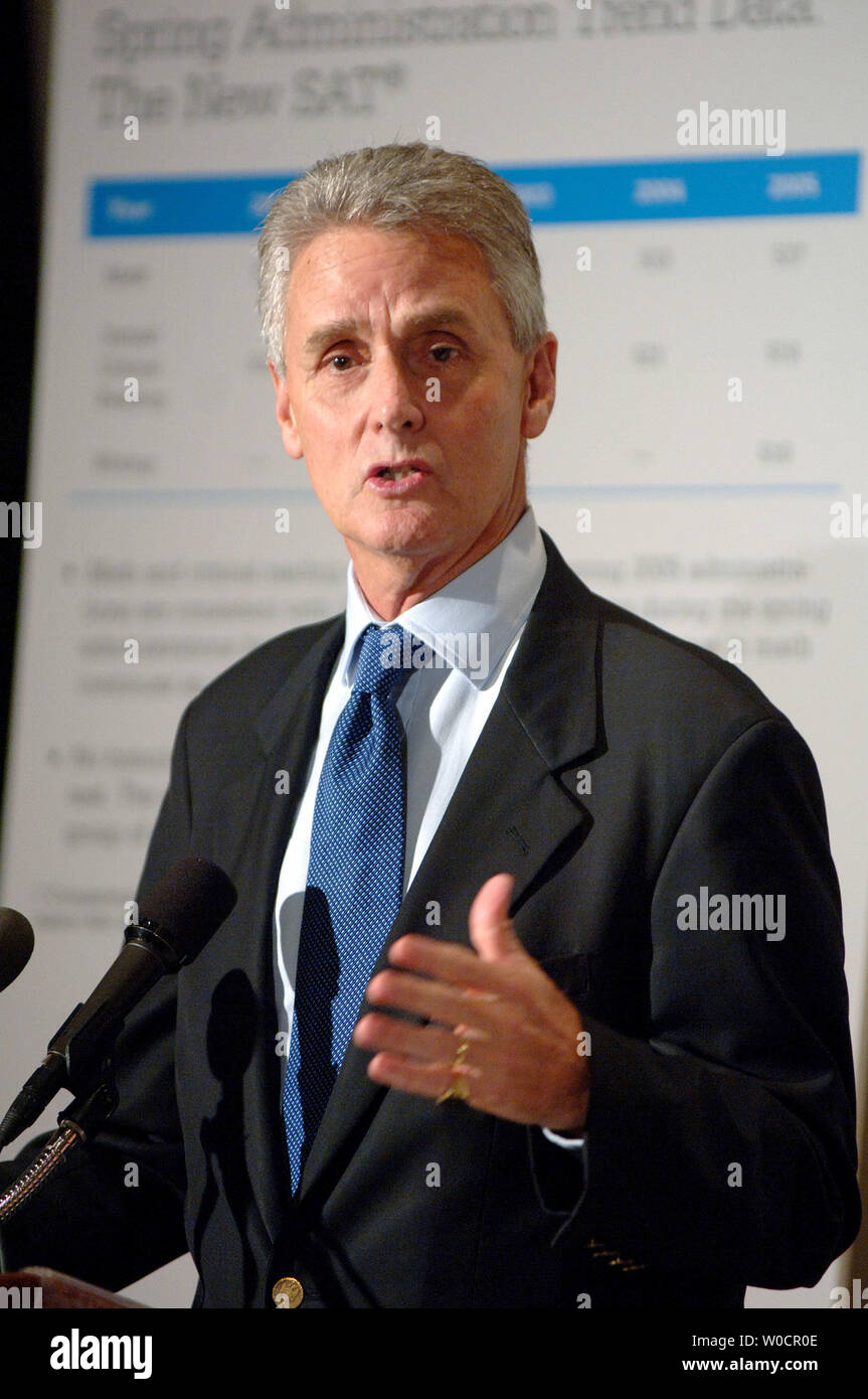 Gaston Caperton, Präsident des College Board, diskutiert die Ergebnisse der 2005 SAT Scores während einer Pressekonferenz im National Press Club in Washington am 12.08.30., 2005. Caperton merkte Mathekerben für das Jahr 2005 das bisher höchste sind, mit einem Durchschnitt von 520, gegenüber 518 im letzten Jahr. (UPI Foto/Roger L. Wollenberg) Stockfoto