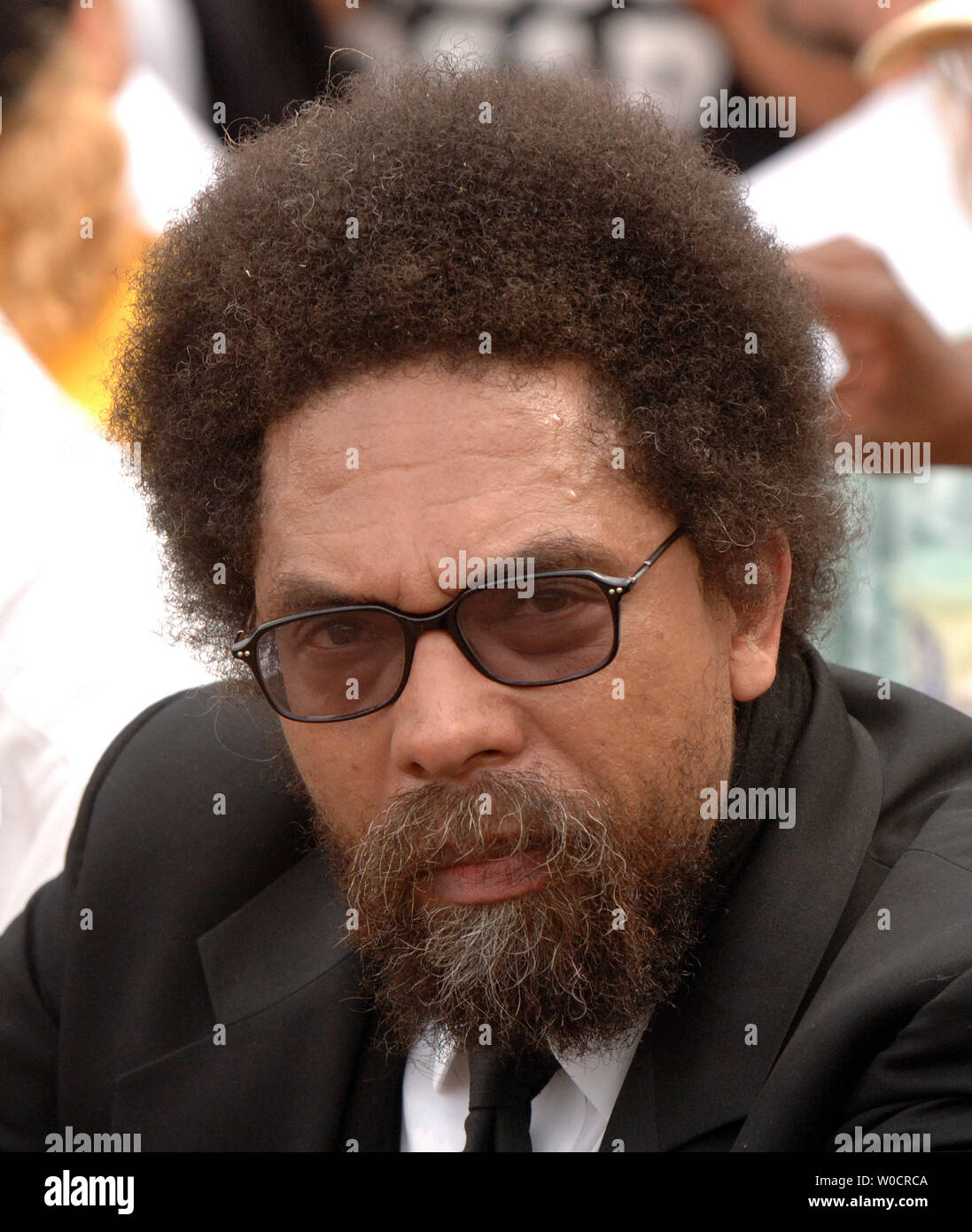 Princeton University Professor Cornell West verbindet Frieden Demonstranten an einer Kundgebung in der Nähe des Weißen Hauses in Washington an Sept. 26, 2005. Mehrere hundert Demonstranten besetzten den Bürgersteig auf der Pennsylvania Avenue und weigerten sich zu verlassen. (UPI Foto/Roger L. Wollenberg) Stockfoto