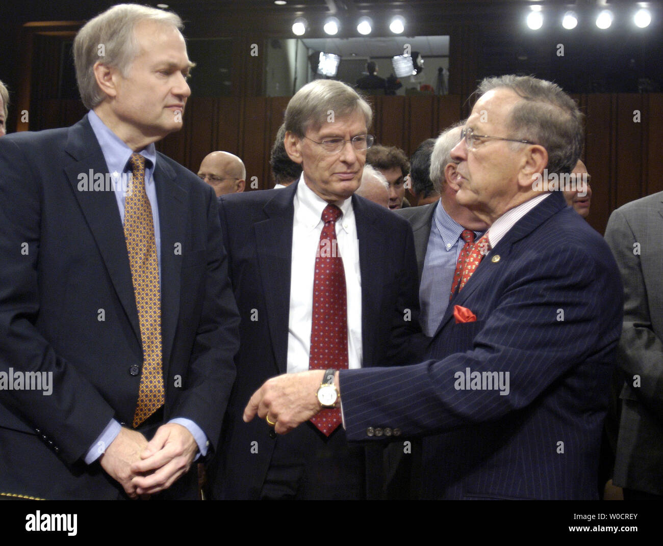 Mitglied im Senatsausschuss für Handel, Wissenschaft und Transport, Senator Ted Stevens (R-AK), führt sich zu Allan H. Selig, Herr Kommissar, Major League Baseball (C) und Donald M. Fehr, Executive Director oder Major League Baseball, auf dem Capitol Hill an Sept. 28, 2005. (UPI/Foto Kevin Dietsch) Stockfoto