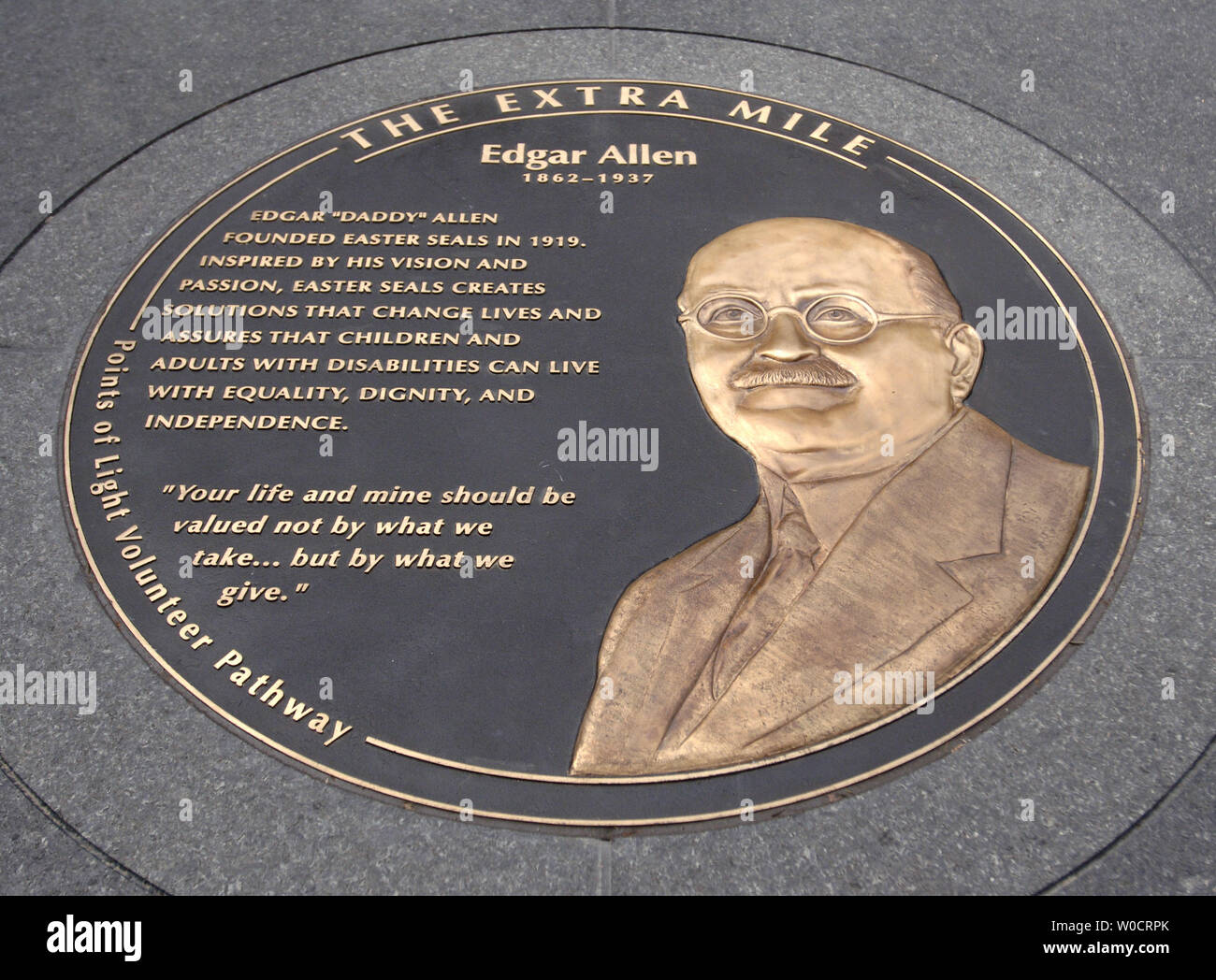 Eine Medaille zu Ehren des Lifetime Service von Edgar Allen an die Extra Meile Denkmal enthüllen, in Washington am Okt. 14, 2005. Die Extra Meile ist ein 1,6 km langer Spaziergang in der Innenstadt von Nordwesten besetzt mit Bronze Medaillons ehrt 70 Amerikaner, die ihr Leben dem Dienst an den Mitmenschen gab (UPI Foto/Kevin Dietsch) Stockfoto