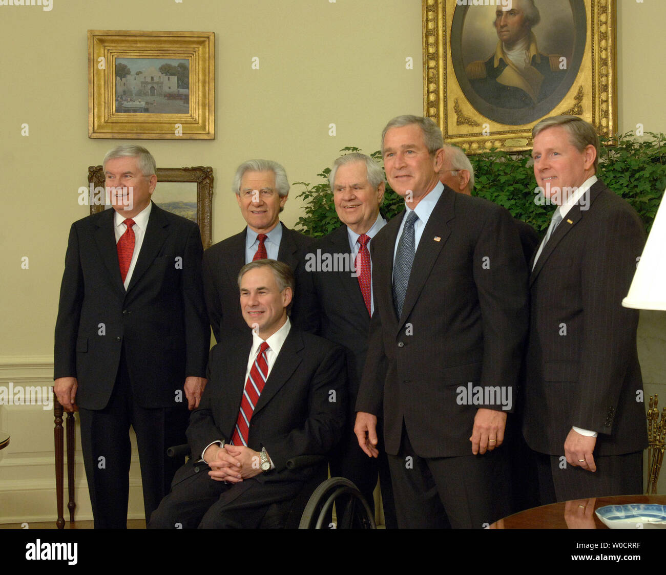 Us-Präsident George W. Bush trifft sich mit ehemaligen Mitgliedern des Texas Supreme Court im Oval Office des Weißen Hauses am Okt. 17, 2005. (UPI Foto/Roger L. Wollenberg) Stockfoto