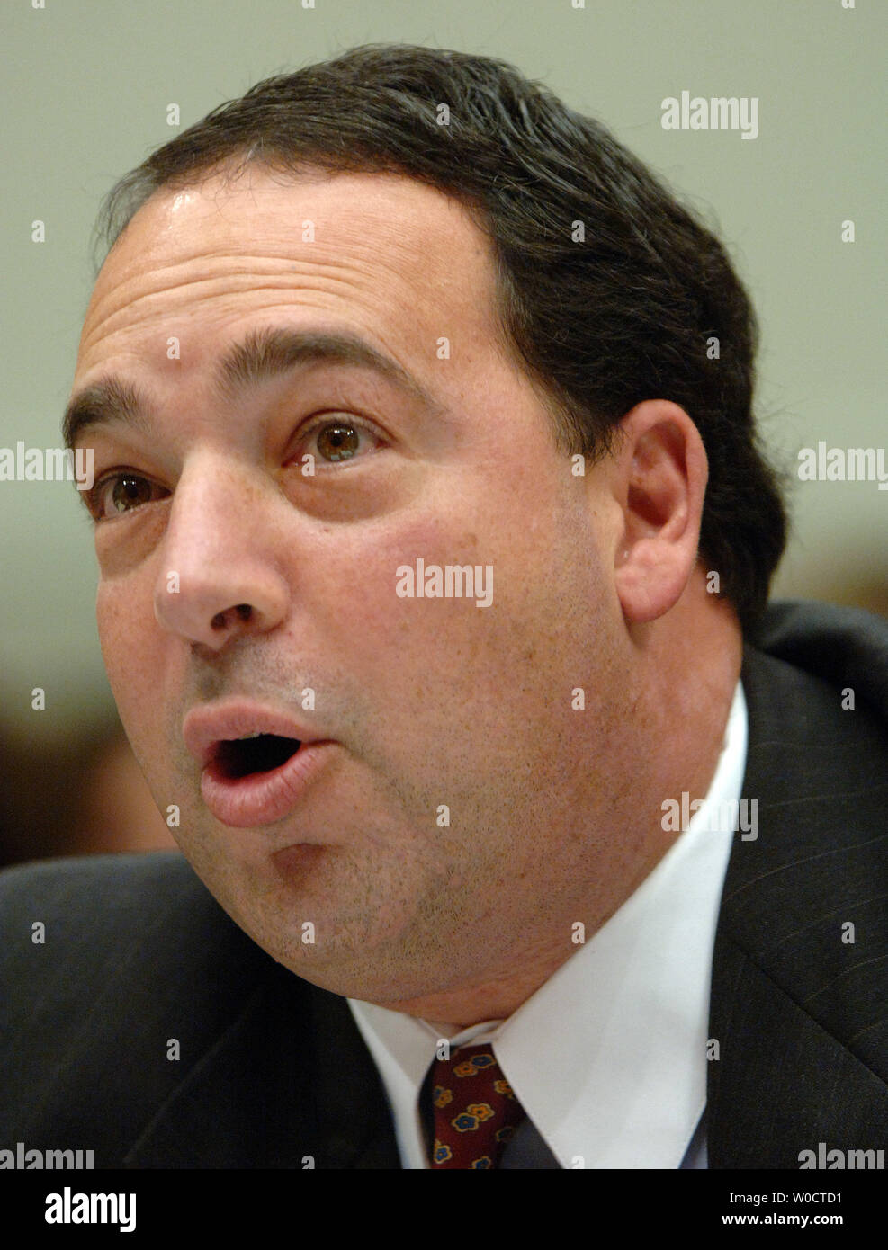 Mitch Bainwol, Vorsitzender und CEO, Recording Industry Association of America, bezeugt vor einem Haus Schiedsausschuss Hörfähigkeit über elektronische Eigentum auf dem Capitol Hill in Washington am November 3, 2005. (UPI Foto/Roger L. Wollenberg) Stockfoto