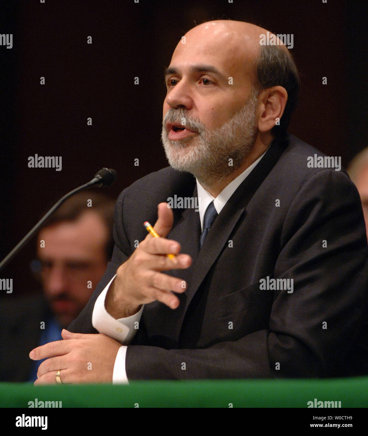Ben Bernanke, Bushs Kandidat zum Präsidenten der Federal Reserve, bezeugt vor dem Senat Bankwesen, Wohnungs- und Städtebau Ausschuß auf dem Capitol Hill in Washington am 15. November 2005. Bernanke diskutiert seine Ansichten über die Wirtschaftspolitik in der Vergangenheit, Gegenwart und Zukunft. (UPI Foto/Roger L. Wollenberg) Stockfoto