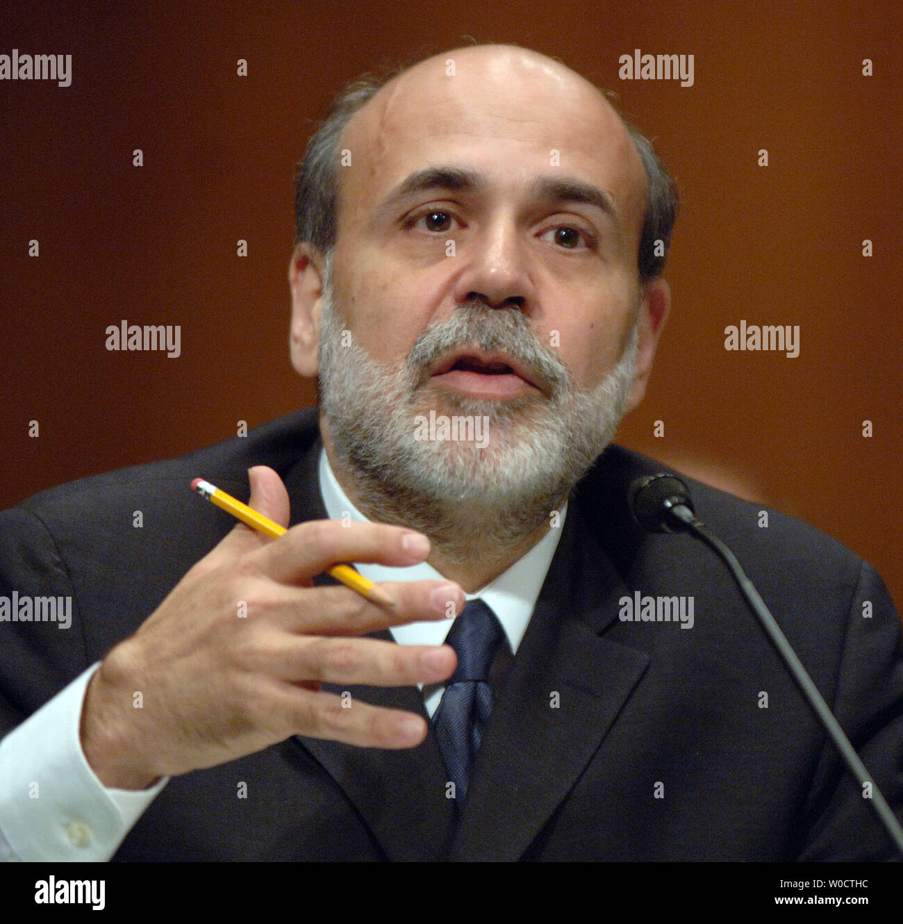 Ben Bernanke, Bushs Kandidat zum Präsidenten der Federal Reserve, bezeugt vor dem Senat Bankwesen, Wohnungs- und Städtebau Ausschuß auf dem Capitol Hill in Washington am 15. November 2005. Bernanke diskutiert seine Ansichten über die Wirtschaftspolitik in der Vergangenheit, Gegenwart und Zukunft. (UPI Foto/Roger L. Wollenberg) Stockfoto