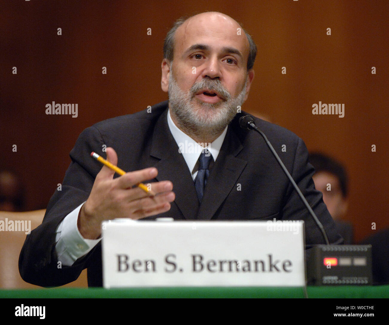Ben Bernanke, Bushs Kandidat zum Präsidenten der Federal Reserve, bezeugt vor dem Senat Bankwesen, Wohnungs- und Städtebau Ausschuß auf dem Capitol Hill in Washington am 15. November 2005. Bernanke diskutiert seine Ansichten über die Wirtschaftspolitik in der Vergangenheit, Gegenwart und Zukunft. (UPI Foto/Roger L. Wollenberg) Stockfoto