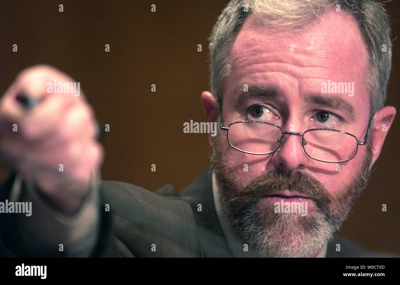 Raymond Saatgut, Teamleiter, National Science Foundation vor einem Senat, innere Sicherheit und staatliche Angelegenheiten Ausschuss für 'Hurricane Katrina: Warum haben die Deiche versagen", auf dem Capitol Hill in Washington am 2. November 2005 bezeugt. Saatgut sagte, dass viele Faktoren, die zum Scheitern und dass kitschiger Aufbau mag eine Rolle gespielt haben, beigetragen. (UPI Foto/Kevin Dietsch) Stockfoto