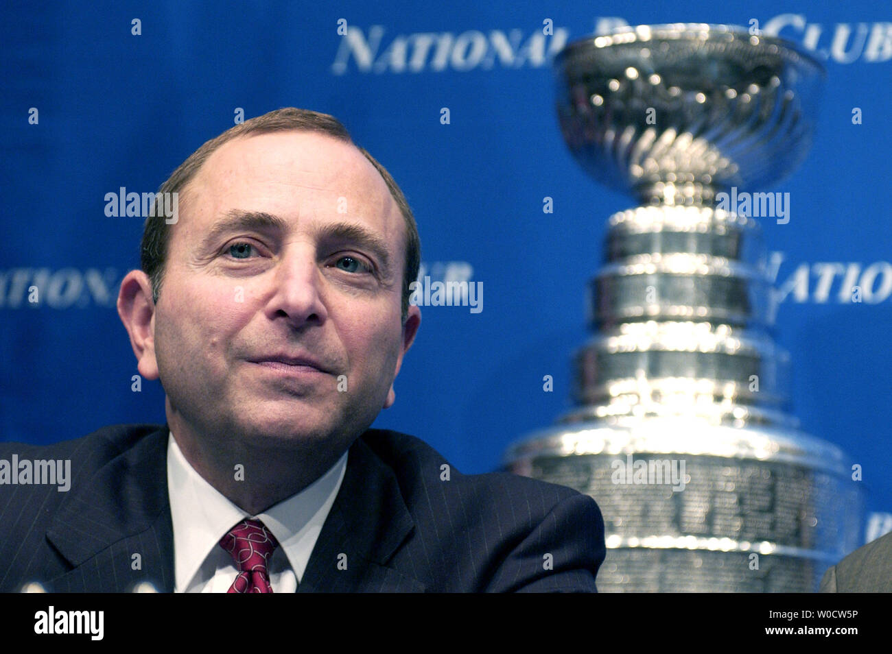 National Hockey League (NHL) Beauftragter Gary Bettman sitzt neben die Stanly Cup an einem Mittagessen an der National Press Club in Washington am 4. November 2005. (UPI Foto/Kevin Dietsch) Stockfoto