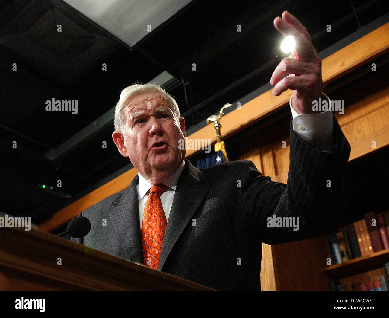 Rep. John Murtha, D-Pa., reagiert auf die Rede von Präsident Bush über den Irak von früher am Tag während einer Pressekonferenz auf dem Capitol Hill in Washington am 7. Dezember 2005. Murtha erneuerte seine Forderung für die USA zu beginnen, seine Truppen unverzüglich zurückzuziehen, weil sie die Situation noch schlimmer, nicht besser sind. (UPI Foto/Roger L. Wollenberg) Stockfoto