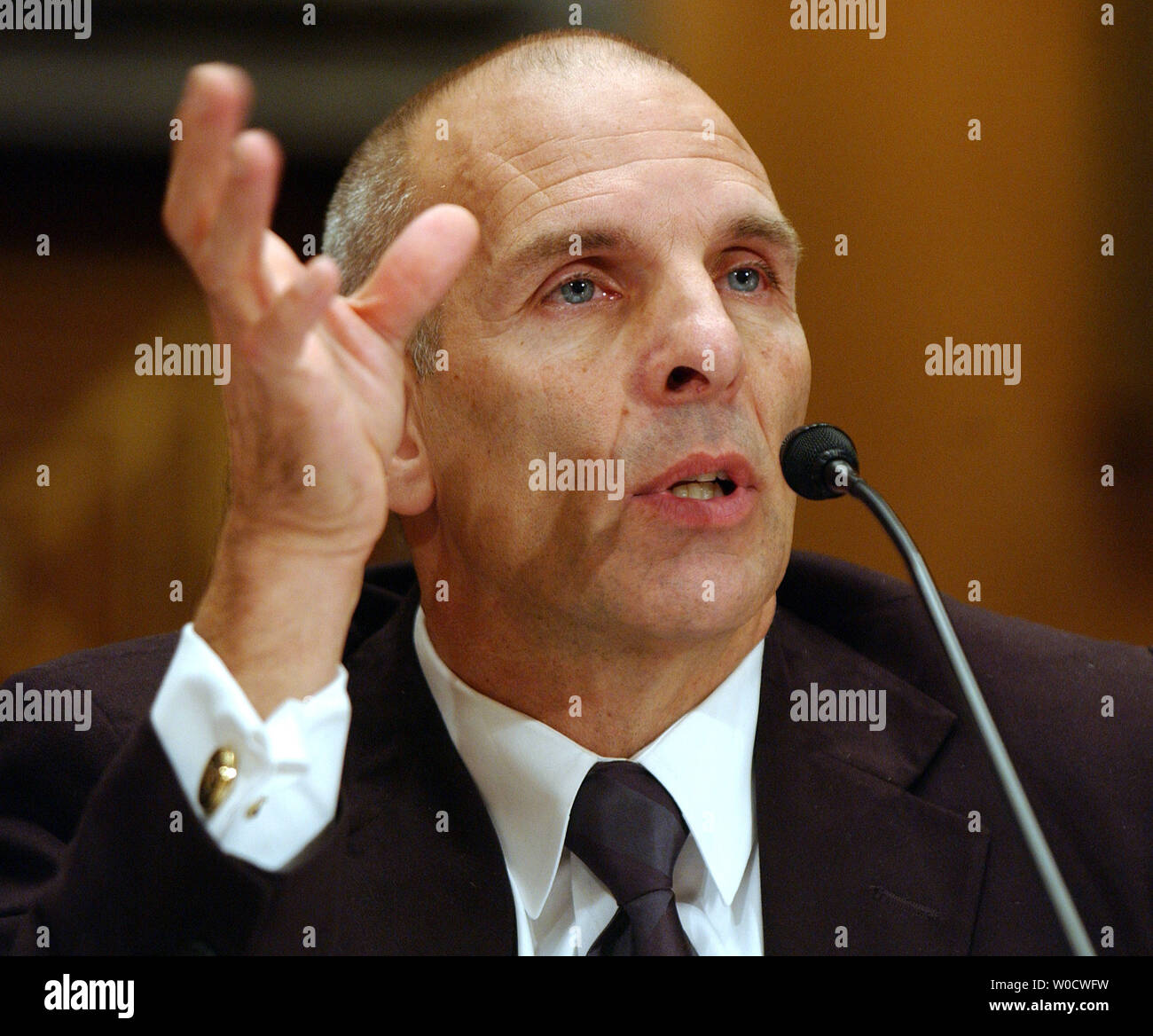 Scott Wells, Bundes Koordinierungsbeamte, FEMA-Field Office, Baton Rouge, La., bezeugt vor dem Senat Homeland Security und staatliche Angelegenheiten Ausschuss Anhörung über die FEMA-Reaktion auf den Hurrikan Katrina auf dem Capitol Hill in Washington am 8. Dezember 2005. (UPI Foto/Roger L. Wollenberg) Stockfoto