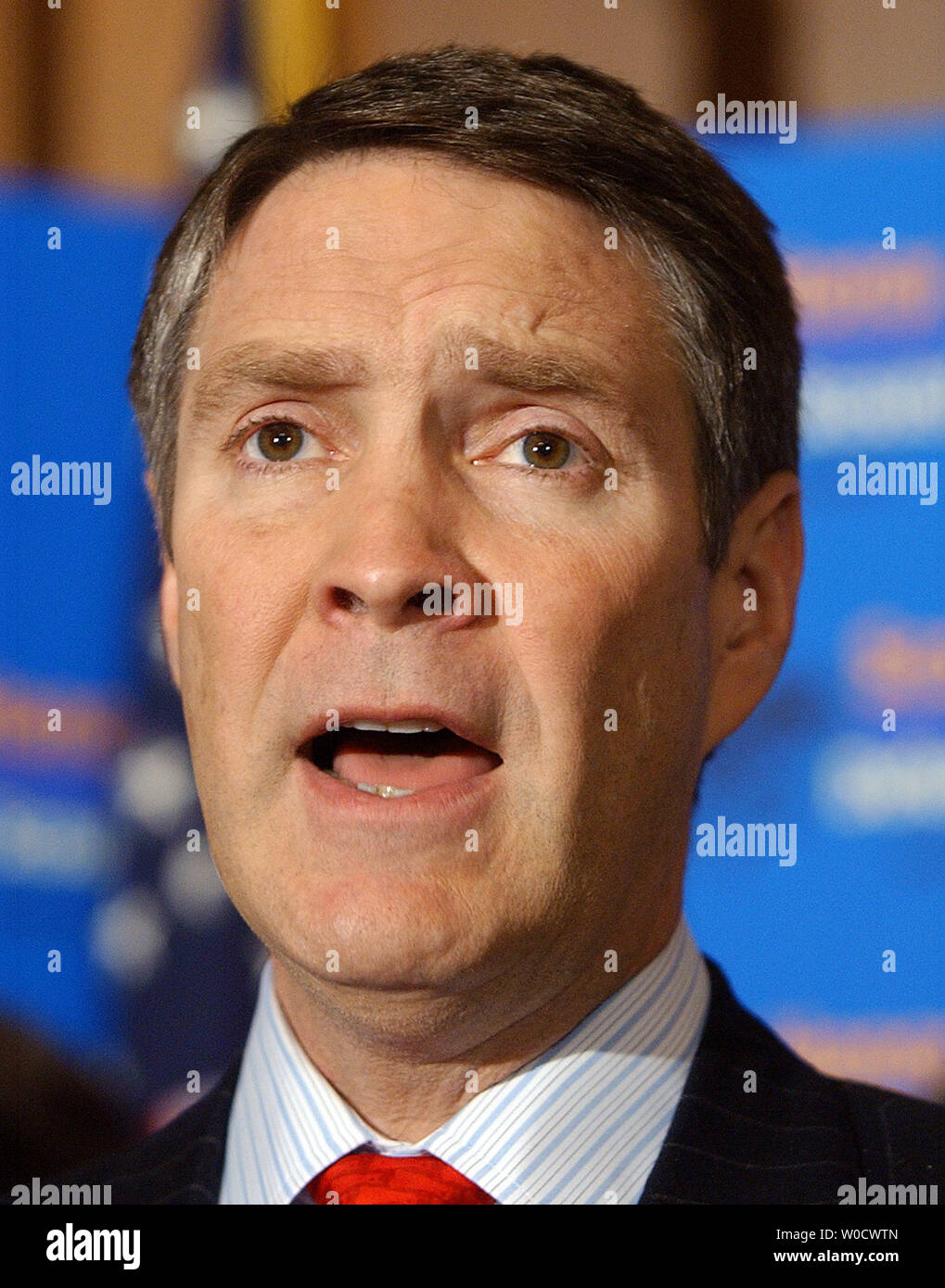 Mehrheitsführer im Senat, Bill Frist, R-Tenn., spricht während einer Pressekonferenz mit Pfadfindern in der U.S. Capitol in Washington am 17. Dezember 2005. Ersten war die Hervorhebung einer Rechnung, die 'Support Unsere Scouts Act von 2005, "dass die Pfadfinder und Pfadfinderinnen bundeseigene Eigenschaft zu verwenden, eine Praxis, die aufgrund der Trennung Klausel klagen verringert wurden, ermöglicht. (UPI Foto/Roger L. Wollenberg) Stockfoto