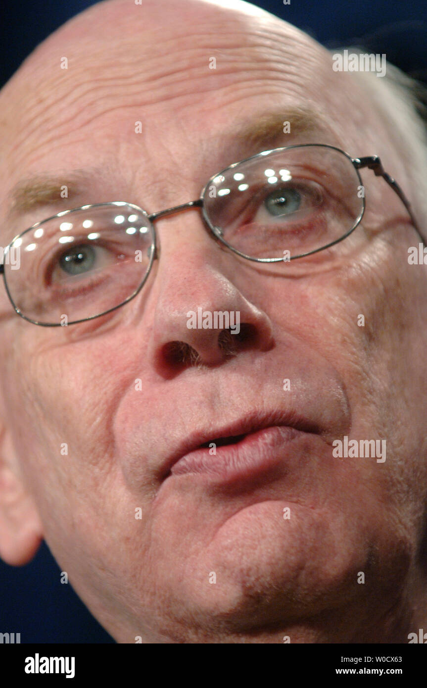 Sen. Robert Bennett (R-UT) spricht über die wirtschaftliche Entwicklung im dritten Quartal bei einer Pressekonferenz auf dem Capitol Hill in Washington am 2. Dezember 2005. (UPI Foto/Kevin Dietsch) Stockfoto