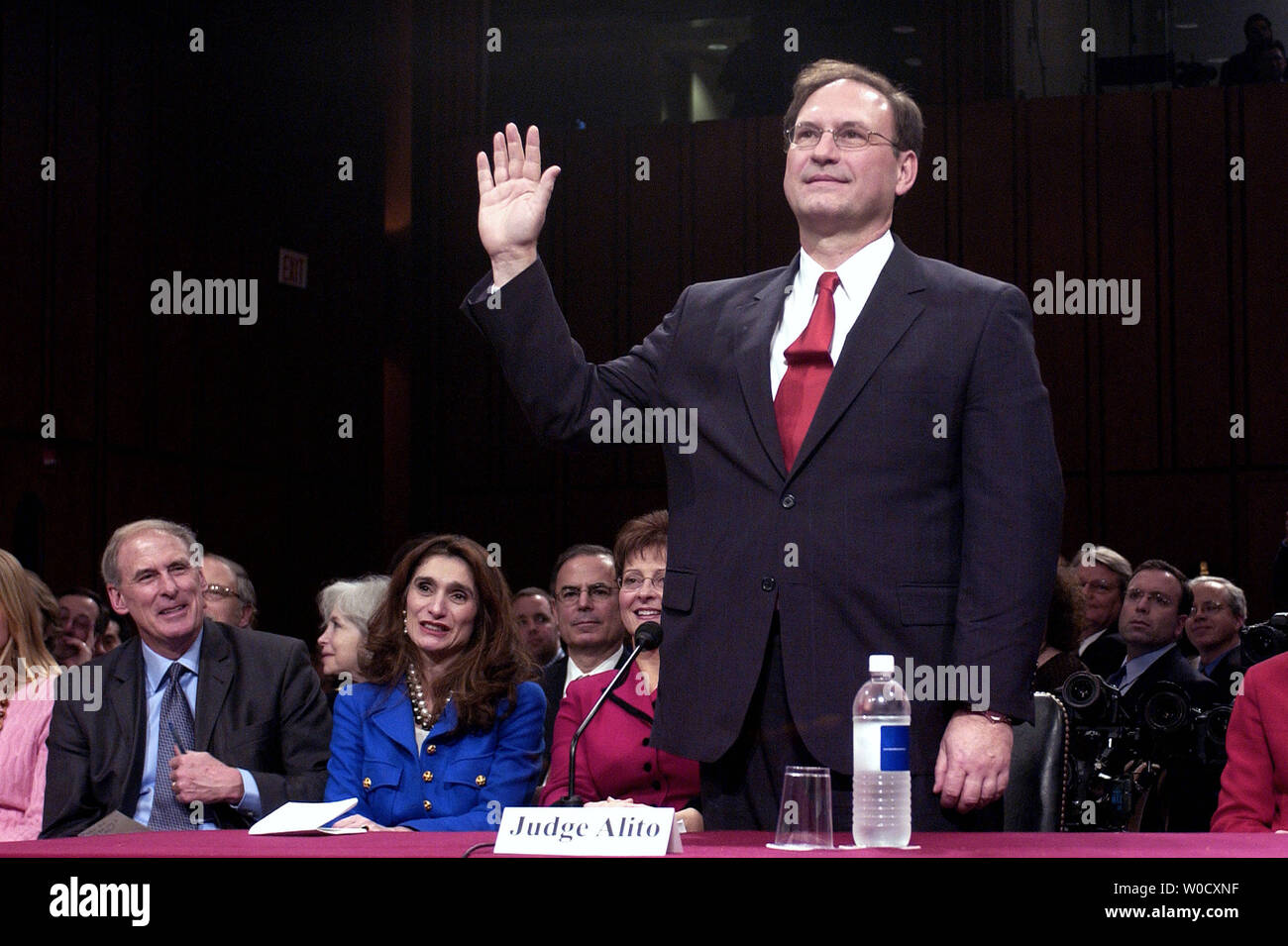 Richter des Obersten Gerichtshofs nominierte Samuel Alito ist vor Beginn seiner Anhörung in Washington, am 9. Januar 2005 vereidigt. Wenn Sie bestätigt Alito ersetzen würde sich zurückziehen Gerechtigkeit Sandra Day O'Connor. (UPI Foto/Kevin Dietsch) Stockfoto