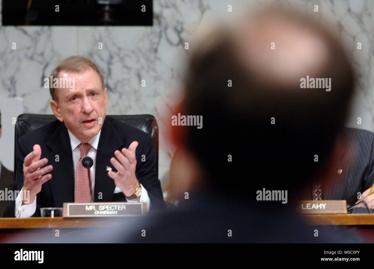 Leiter der Schiedsausschuss Senator Arlen Specter (R-PA) Fragen Supreme Court Nominee Samiel Alito, während seiner Anhörung in Washington, am 10. Januar 2005. Wenn Sie bestätigt Alito ersetzen würde sich zurückziehen Gerechtigkeit Sandra Day O'Connor. (UPI Foto/Kevin Dietsch) Stockfoto