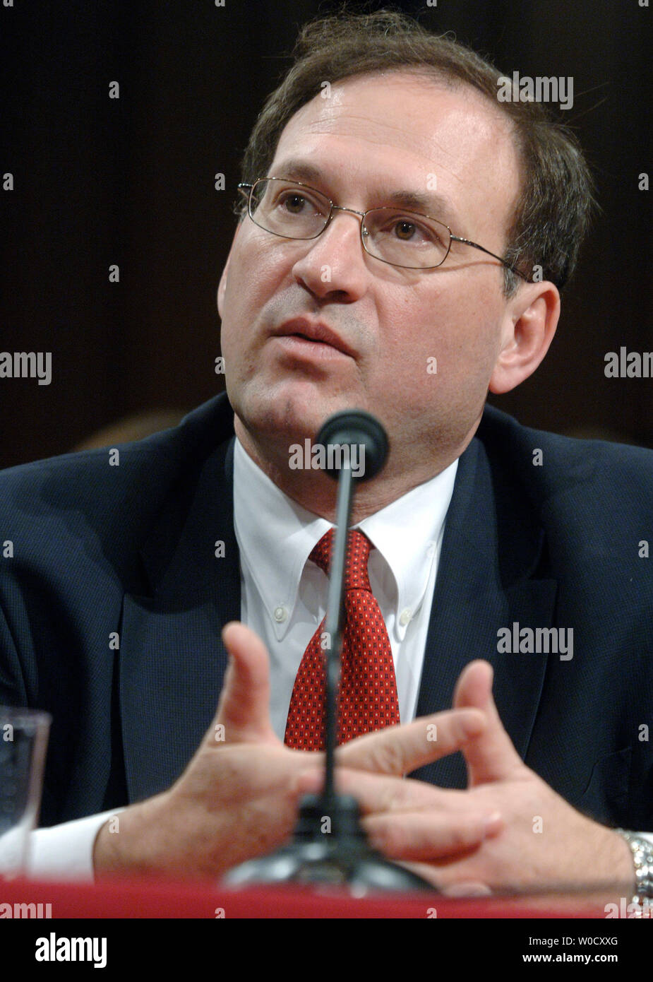 Richter des Obersten Gerichtshofs nominierte Samuel Alito bezeugt vor dem Senat-rechtsausschusse, während seiner Anhörung in Washington, am 12. Januar 2006. Wenn Sie bestätigt Alito ersetzen würde sich zurückziehen Gerechtigkeit Sandra Day O'Connor. (UPI Foto/Kevin Dietsch) Stockfoto