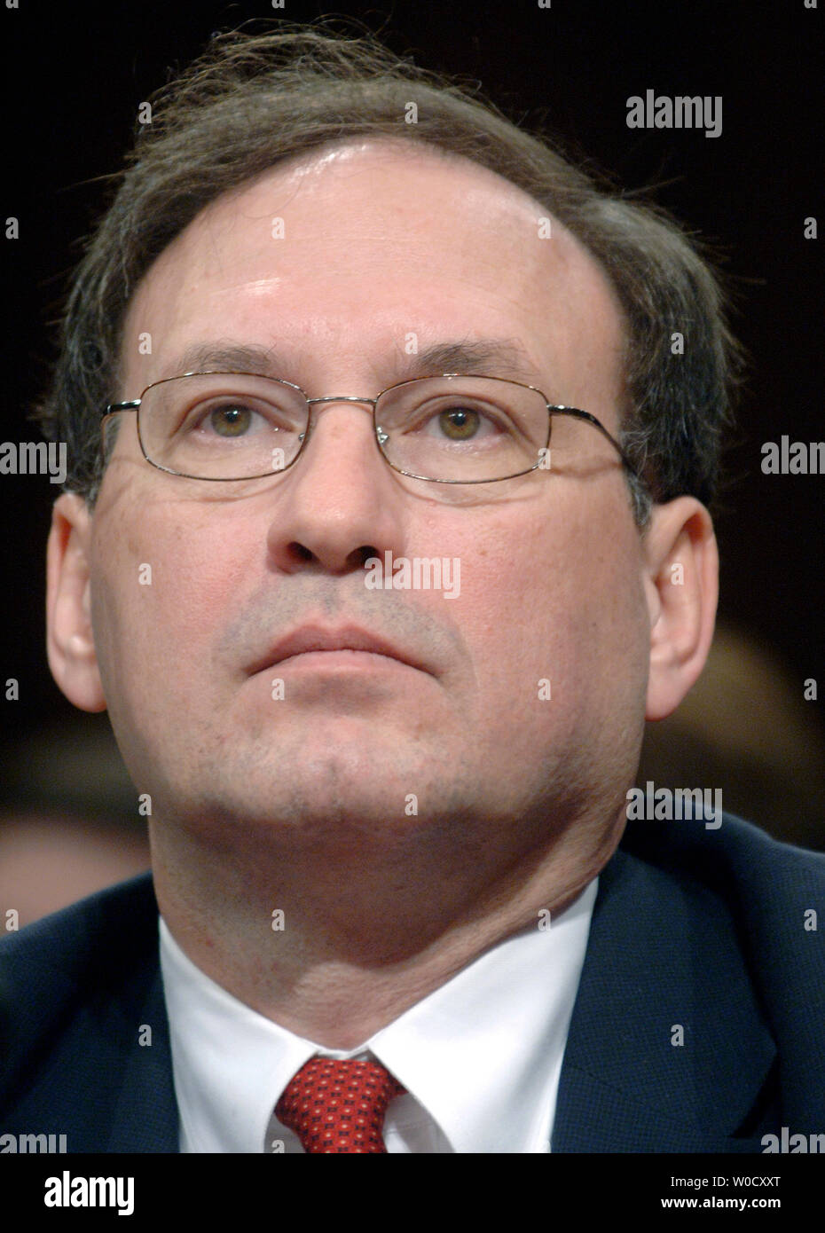 Richter des Obersten Gerichtshofs nominierte Samuel Alito bezeugt vor dem Senat-rechtsausschusse, während seiner Anhörung in Washington, am 12. Januar 2006. Wenn Sie bestätigt Alito ersetzen würde sich zurückziehen Gerechtigkeit Sandra Day O'Connor. (UPI Foto/Kevin Dietsch) Stockfoto