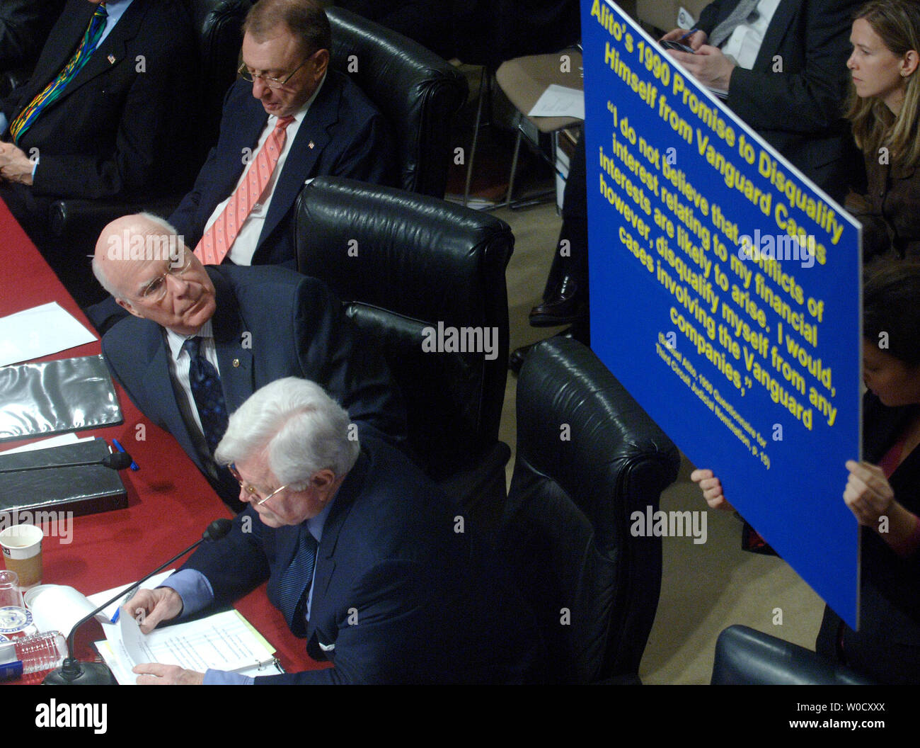 Senator Patrick Leahy (D-VT) sieht einen Samuel Alito Zitat auf einem Schild, während Alito's Supreme Court Nominee Senat-rechtsausschusse Confirmation Hearing, in Washington am 12. Januar 2006. Wenn Sie bestätigt Alito ersetzen würde sich zurückziehen Gerechtigkeit Sandra Day O'Connor. (UPI Foto/Kevin Dietsch) Stockfoto