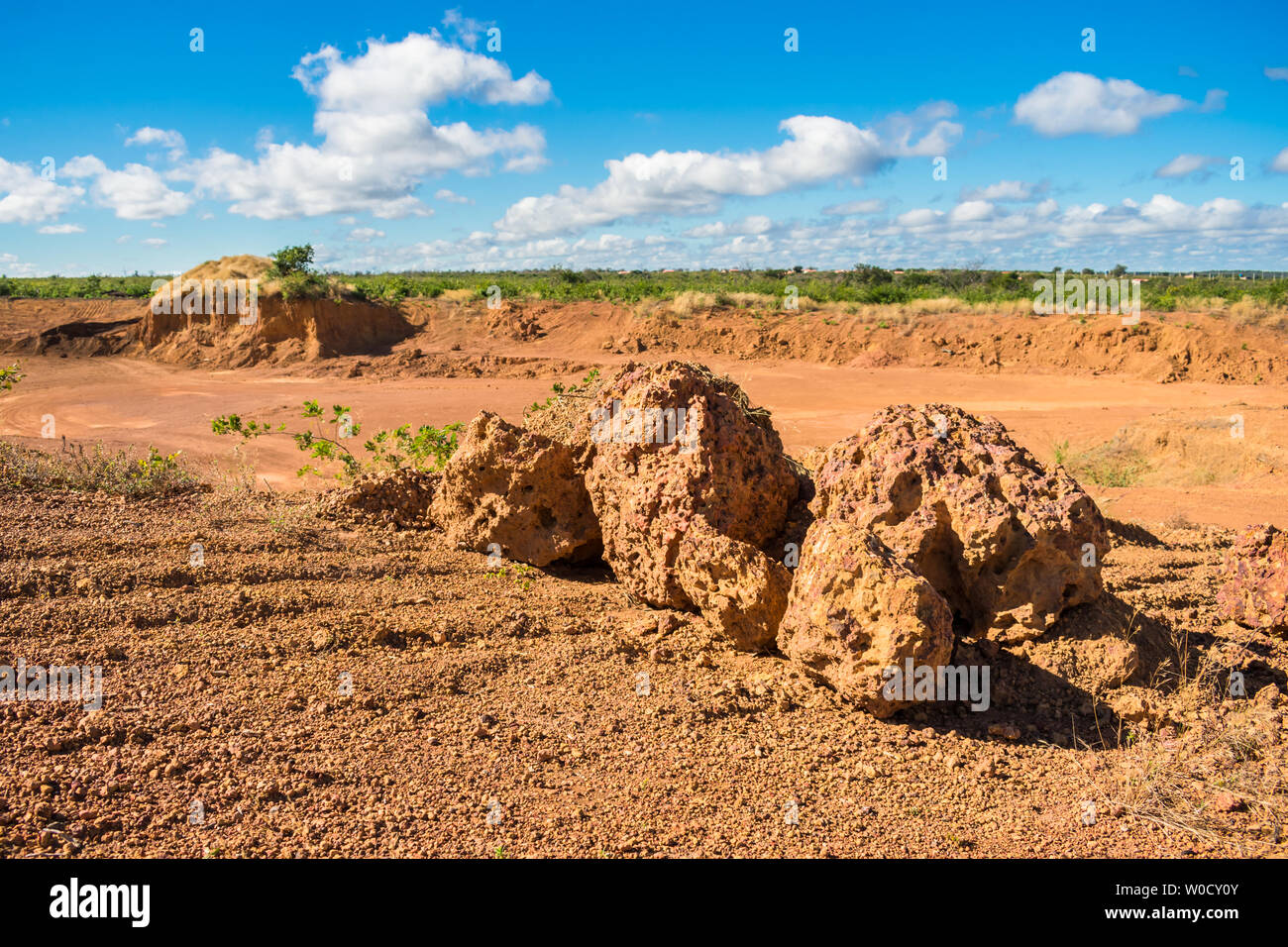 Ein Blick auf die sertao Landschaft: Ein abgebrochener Steinbruch in Oeiras, Piaui (im Nordosten Brasiliens) Stockfoto