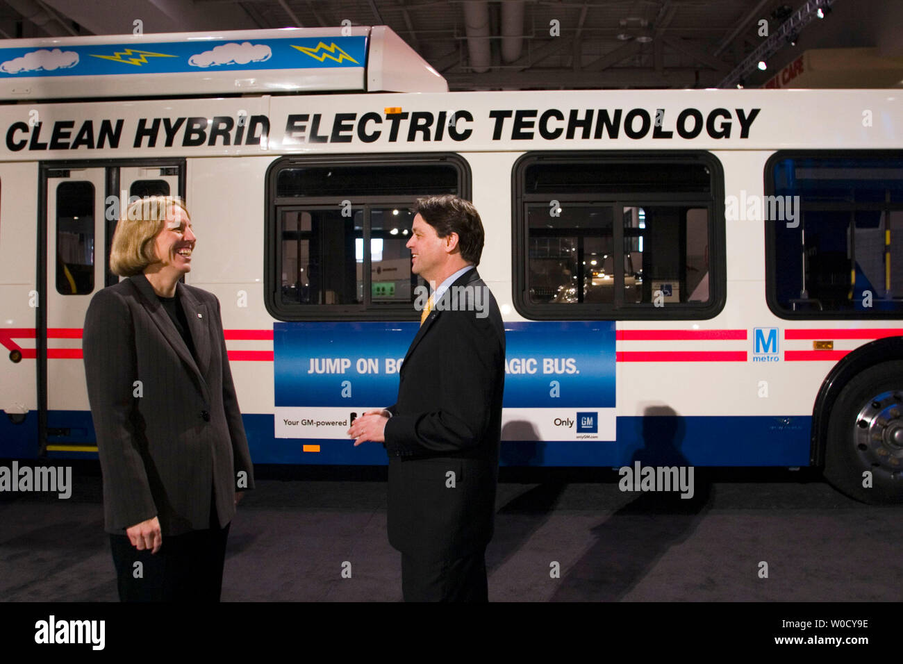 General Motors Vizepräsident Umwelt und Energie Elisabeth Lowery, Links, und General Motors Vice President Marketing und Werbung Brent Dewar die erste von 50 GM-hybrid-angetriebene Busse durch neue Flyer Branchen für die Washington Metropolitan Area Transit Authority (WMATA) Flotte an der Washington Auto Show in Washington, 25. Januar 2006 hergestellt wurden. Die hybrid Technologie nach GM bietet mehr Kraftstoffverbrauch und weniger Emissionen als herkömmliche Dieselbusse. (UPI Foto/Kamenko Pajic) Stockfoto