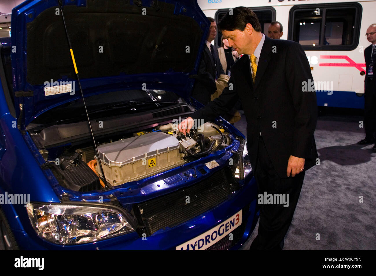 General Motors Vice President für Marketing und Werbung Brent Dewar prüft ein GM Wasserstoffbetriebenes Fahrzeug an der Washington Auto Show in Washington, 25. Januar 2006. (UPI Foto/Kamenko Pajic) Stockfoto