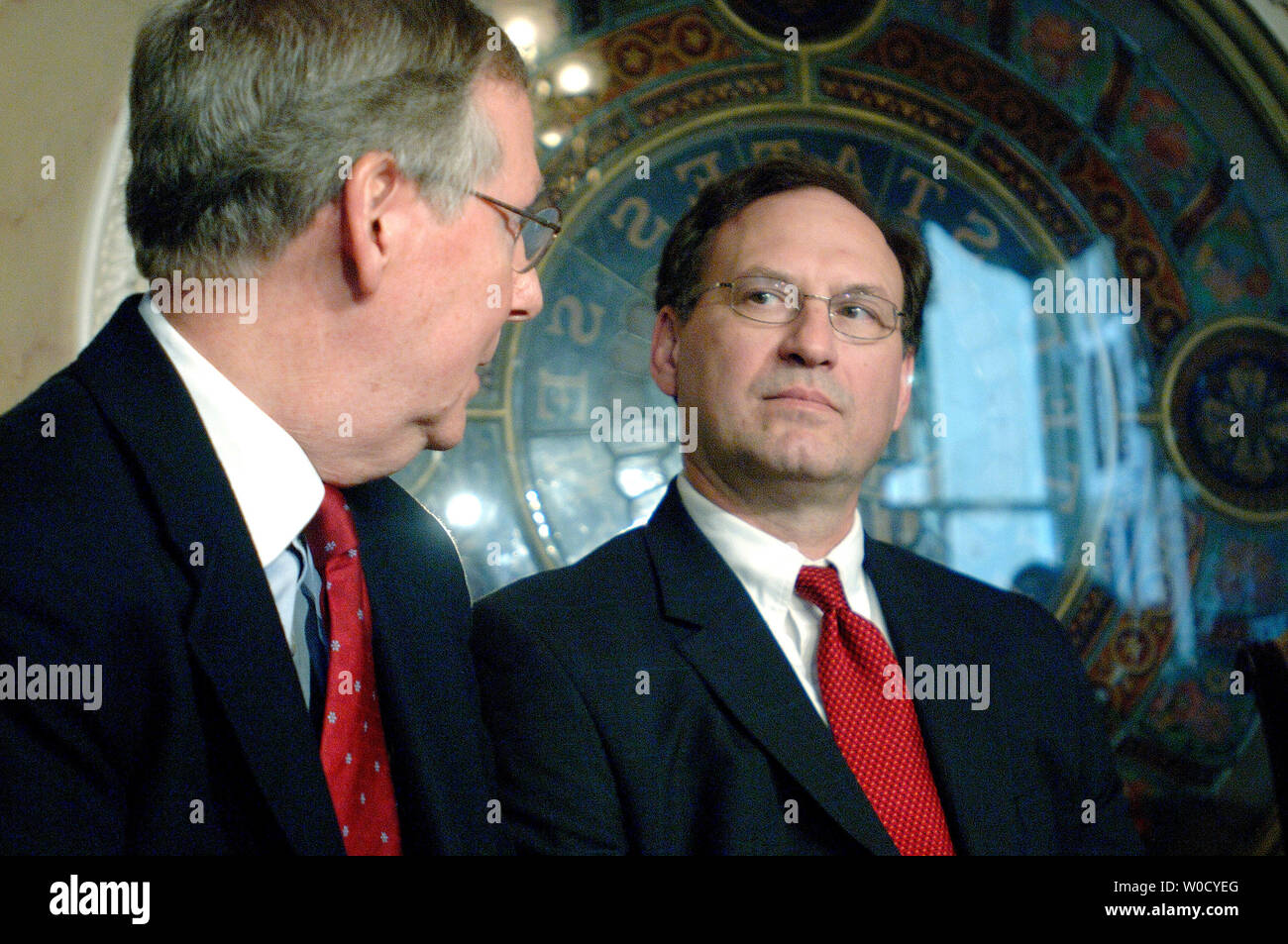 Senator Mitch McConnell (R-KY) (L) Treffen mit Supreme Court Nominee Richter John alito, auf dem Capitol Hill in Washington am 25. Januar 2006. (UPI Foto/Kevin Dietsch) Stockfoto