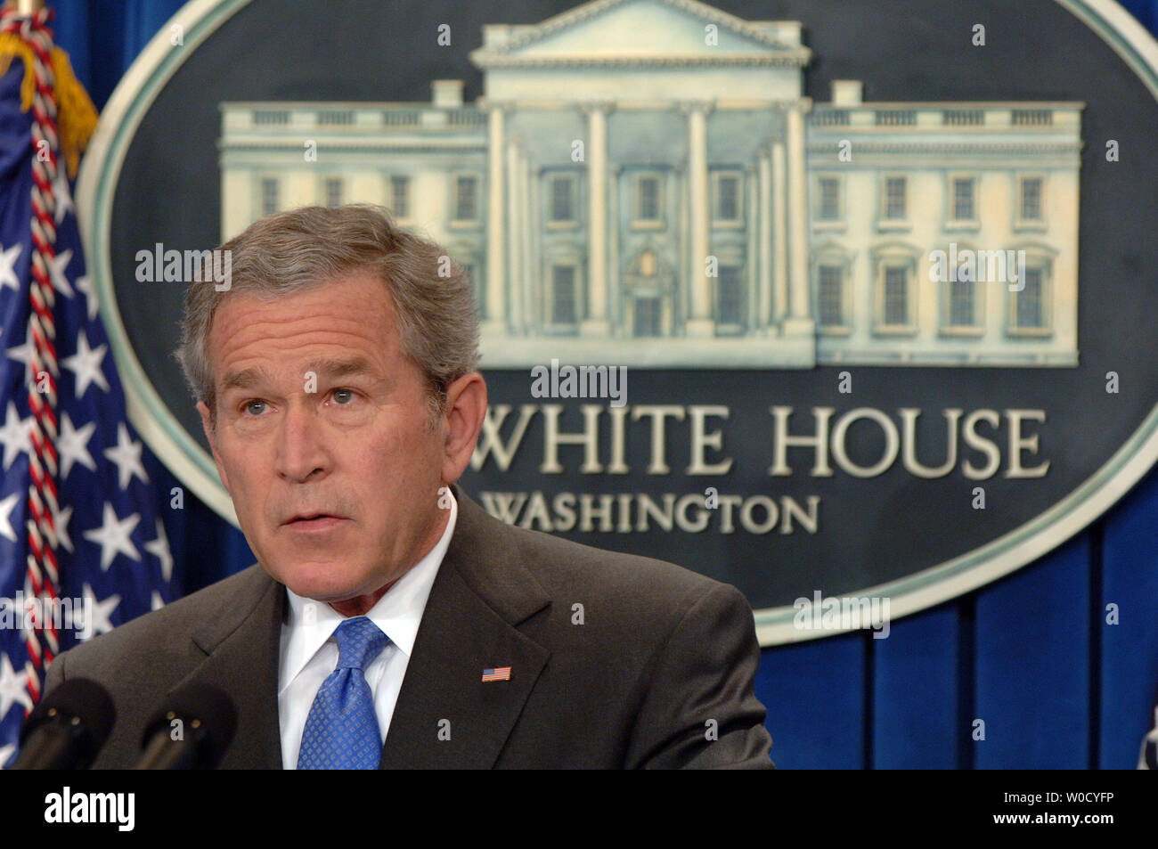 Us-Präsident George W. Bush Uhren ein Stück Ausrüstung baumeln über den Köpfen der Reporter während einer Pressekonferenz in der Brady Press Briefing Room des Weißen Hauses am 26. Januar 2006. Bush den Krieg gegen den Terrorismus, und die Lobbyarbeit Skandal, der Hamas in den palästinensischen Wahlen gewinnen und andere Themen. (UPI Foto/Roger L. Wollenberg) Stockfoto