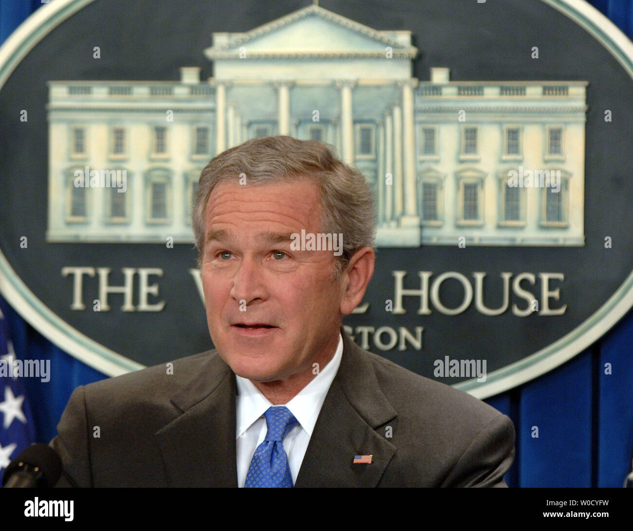 Us-Präsident George W. Bush Uhren ein Stück Ausrüstung baumeln über den Köpfen der Reporter während einer Pressekonferenz in der Brady Press Briefing Room des Weißen Hauses am 26. Januar 2006. Bush den Krieg gegen den Terrorismus, und die Lobbyarbeit Skandal, der Hamas in den palästinensischen Wahlen gewinnen und andere Themen. (UPI Foto/Roger L. Wollenberg) Stockfoto