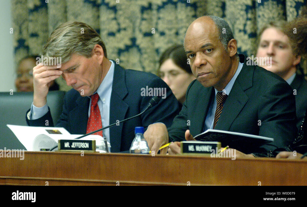 Rep. Gene Taylor (D-MS) (L) und Rep William Jefferson (D-LA) Blick durch eine Kopie des endgültigen Bericht über den Hurrikan Katrina, mit dem Titel "Ein Scheitern der Initiative", in Washington am 15. Februar 2006. (UPI Foto/Kevin Dietsch) Stockfoto