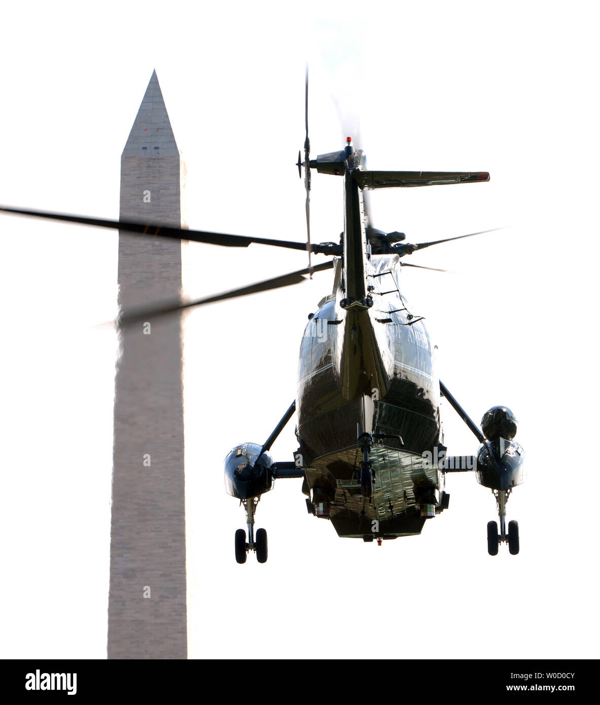 Us-Präsident George W. Bush fährt an Bord Marine One aus dem Süden Rasen des Weißen Hauses am 28. Februar 2006. Bush ist auf dem Weg nach Asien. (UPI Foto/Roger L. Wollenberg) Stockfoto