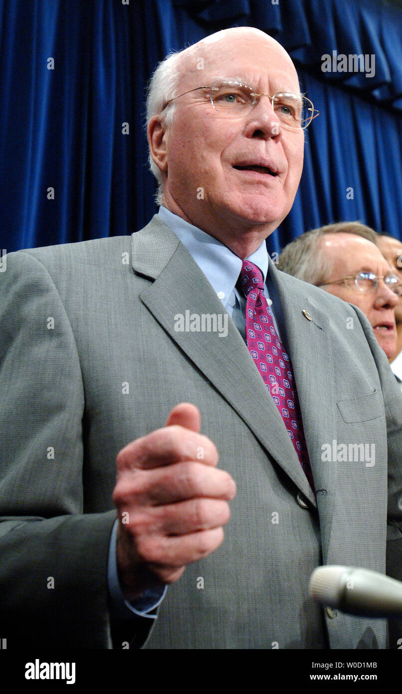 Senator Patrick Leahy (D-VT) spricht über die Reform der Einwanderung auf einer Pressekonferenz in Washington am 6. April 2006. Der Senat stimmte gegen schließen Debatte auf der Rechnung, aber im Prinzip hat sich auf einen Kompromiss. (UPI Foto/Kevin Dietsch) Stockfoto