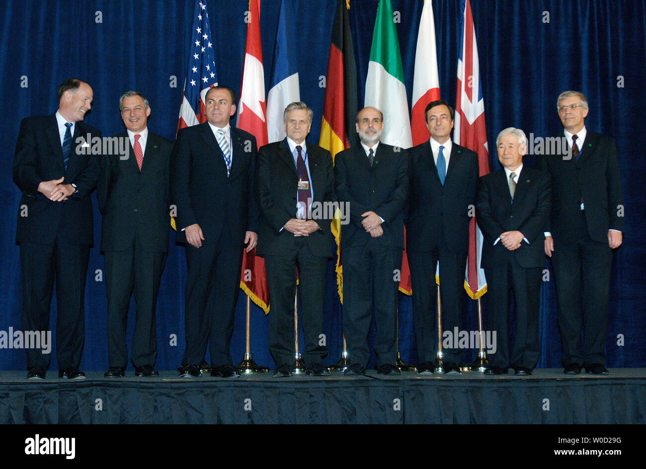 Die Zentralbankpräsidenten der G 7 und Russland posieren für ein Gruppenfoto auf der G7-Finanzminister und Gouverneur der Zentralbank Treffen in Washington am 21. April 2006. Die Gouverneure enthalten waren, von links, David Dodge von Kanada, der Franzose Noyer, Axel Weber von Deutschland, der Präsident der EZB, Jean-Claude Trichet, Vorsitzender der Federal Reserve, Ben Bernanke, Mario Draghi von Italien, toshihiko von Japan und Mervyn King im Vereinigten Königreich. (UPI Foto/Kevin Dietsch) Stockfoto