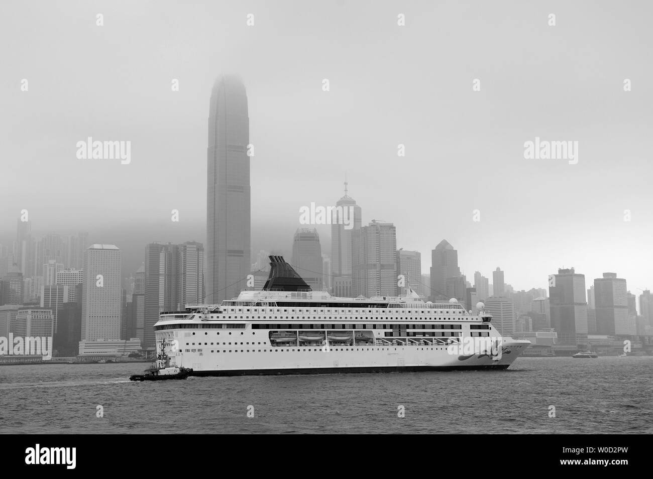 Hong Kong Skyline schwarz-weiß an einem nebligen Tag. Stockfoto