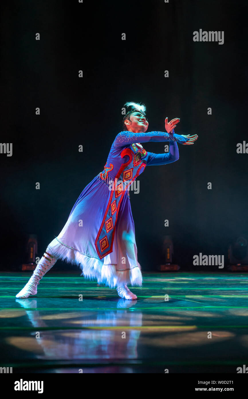 Foto von Student 2016 ethnischen Tanz Reporting Performance in Nanjing Akademie der Künste Stockfoto