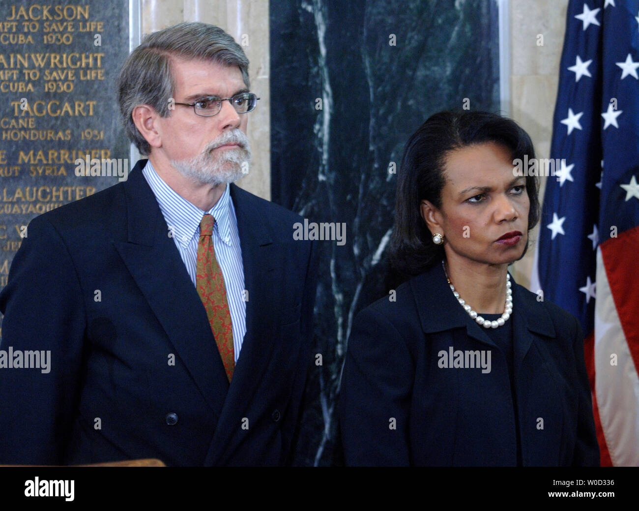 Außenministerin Condoleezza Rice (R) steht neben die amerikanische Außenpolitik Service Association's (Afsa) Präsident Tony Holmes während der afsa Gedenktafel Einweihung, an das State Department in Washington am 5. Mai 2006. Die Plakette ehrt die, die ihr Leben in den Dienst des Landes zwischen 2005 und nun geopfert haben. (UPI Foto/Kevin Dietsch) Stockfoto