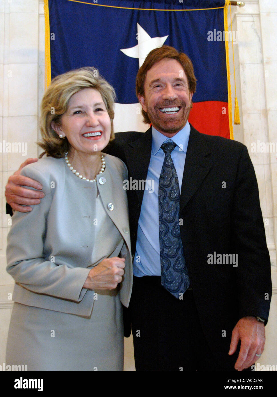 Sen. Kay Bailey Hutchison (R-TX) trifft mit dem Schauspieler Chuck Norris der Kick Start Programm zu diskutieren, auf dem Capitol Hill in Washington am 10. Mai 2006. Das Programm Kick Start ist ein Jugend Charakter Entwicklung Programm, das darauf abzielt, Kinder von Drogen zu halten, die von Banden und baut ihr Selbstbewusstsein durch Kampfsportarten (UPI Foto/Kevin Dietsch) Stockfoto