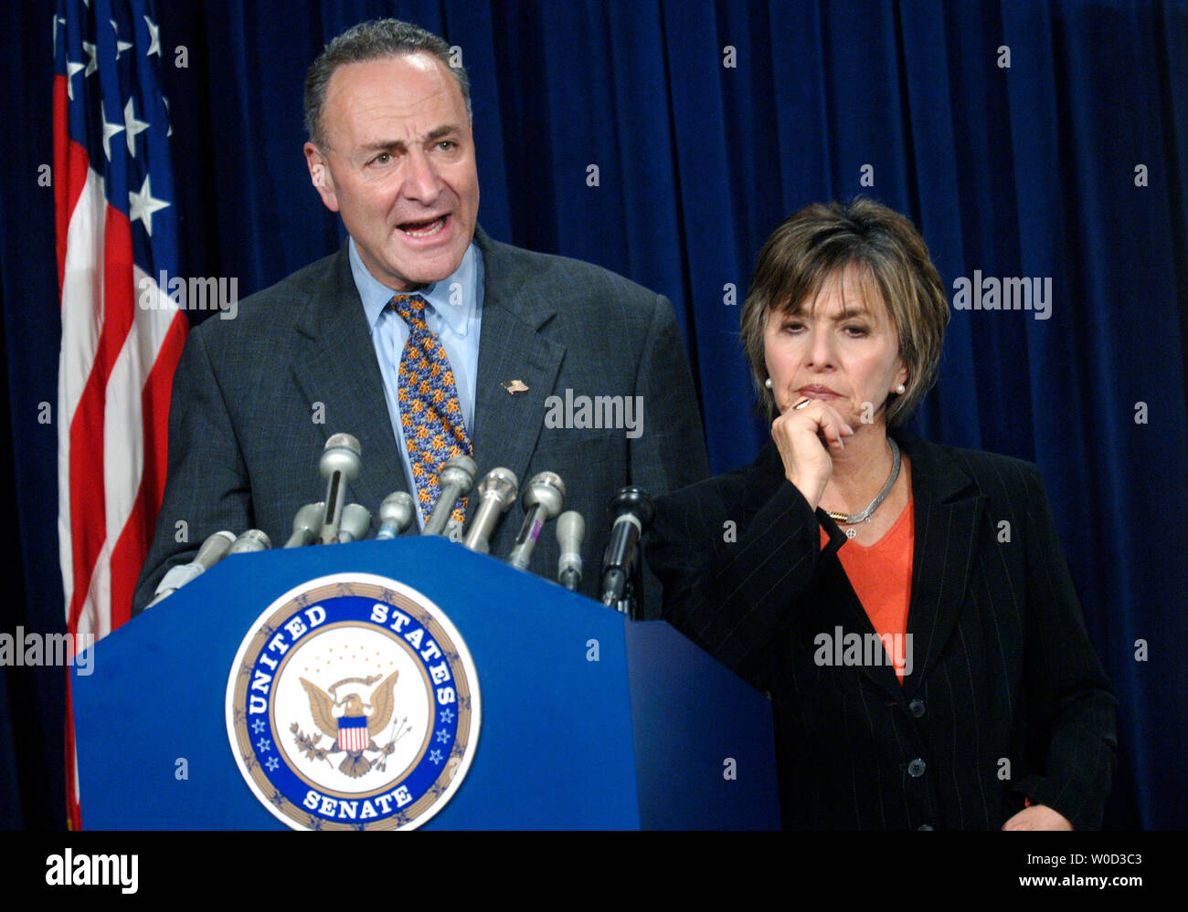 Senator Charles Schumer (D-NY) und Rep. Nancy Pelosi (D-CA) sprechen bei einer Pressekonferenz kritisierte der Republikanischen Steuerliche Überleitungsrechnung Bill, in Washington am 11. Mai 2006 (UPI Foto/Kevin Dietsch) Stockfoto