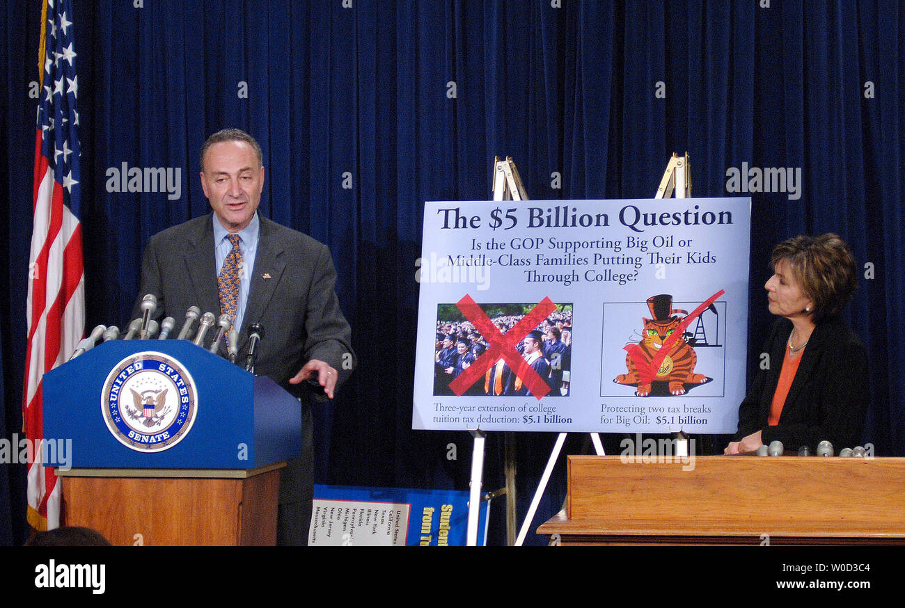 Senator Charles Schumer (D-NY) und Rep. Nancy Pelosi (D-CA) sprechen bei einer Pressekonferenz kritisierte der Republikanischen Steuerliche Überleitungsrechnung Bill, in Washington am 11. Mai 2006 (UPI Foto/Kevin Dietsch) Stockfoto