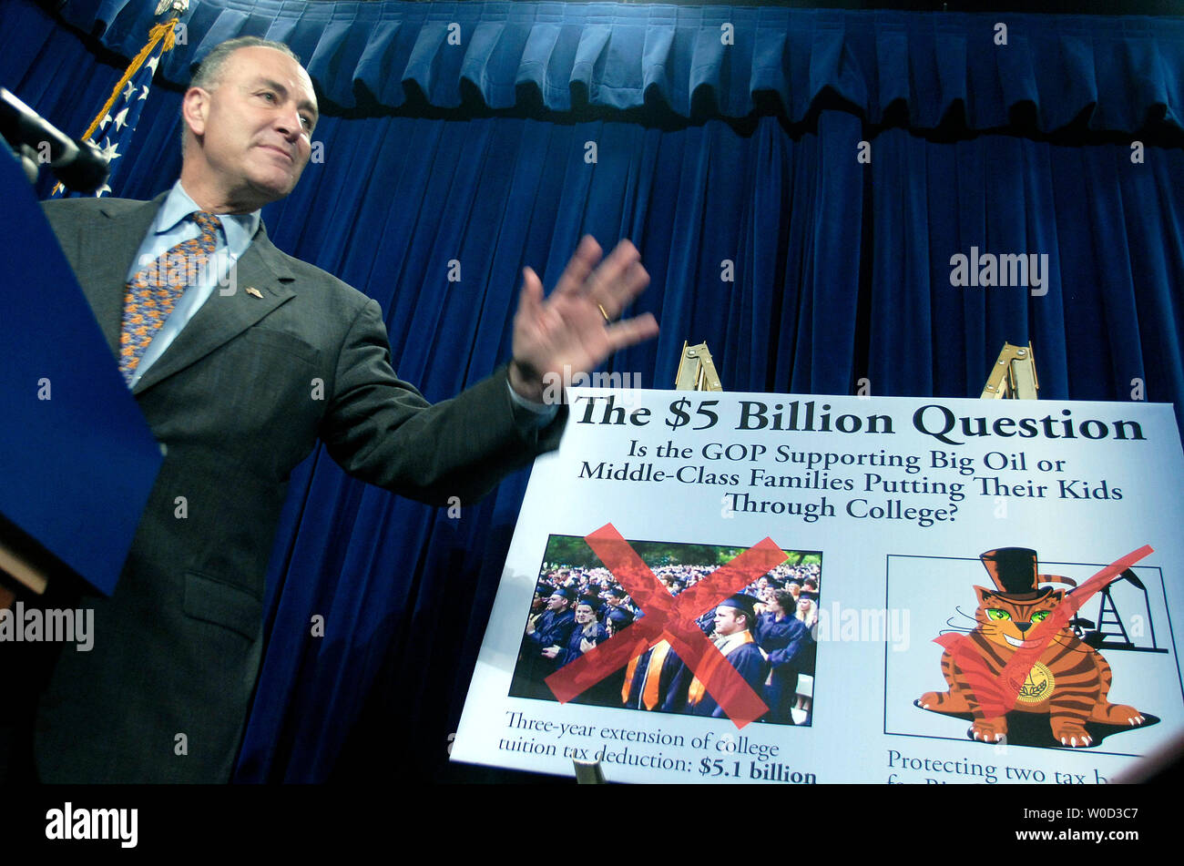 Senator Charles Schumer (D-NY) sprechen bei einer Pressekonferenz kritisierte der Republikanischen Steuerliche Überleitungsrechnung Bill, in Washington am 11. Mai 2006 (UPI Foto/Kevin Dietsch) Stockfoto