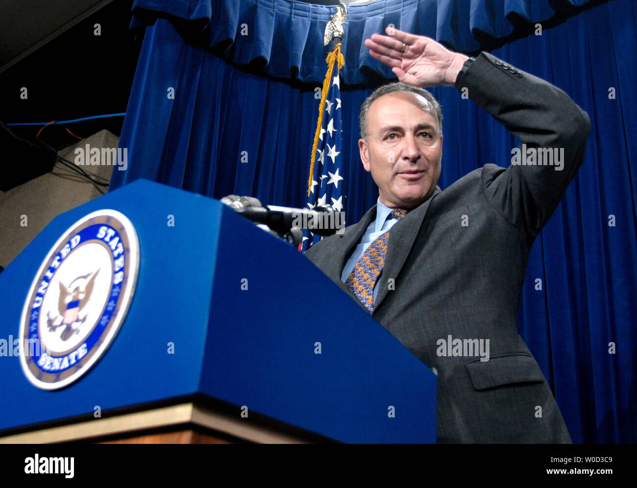 Senator Charles Schumer (D-NY) sprechen bei einer Pressekonferenz kritisierte der Republikanischen Steuerliche Überleitungsrechnung Bill, in Washington am 11. Mai 2006 (UPI Foto/Kevin Dietsch) Stockfoto