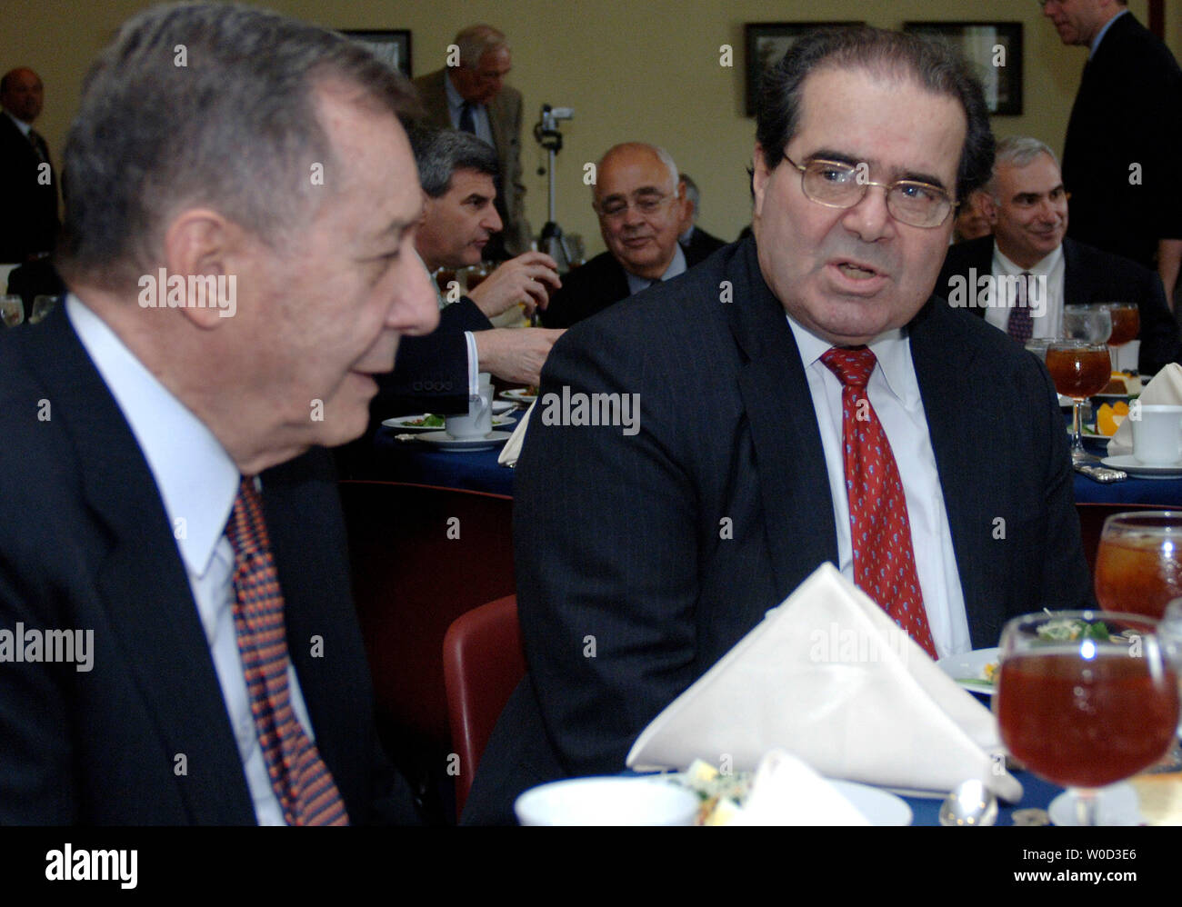 Der oberste Gerichtshof Antonin Scalia (R) im Gespräch mit der National Italian American Foundation (NIAF) Vorsitzender Frank Guarini, an einem NIAF Mittagessen, in Washington am 18. Mai 2006. (UPI Foto/Kevin Dietsch) Stockfoto