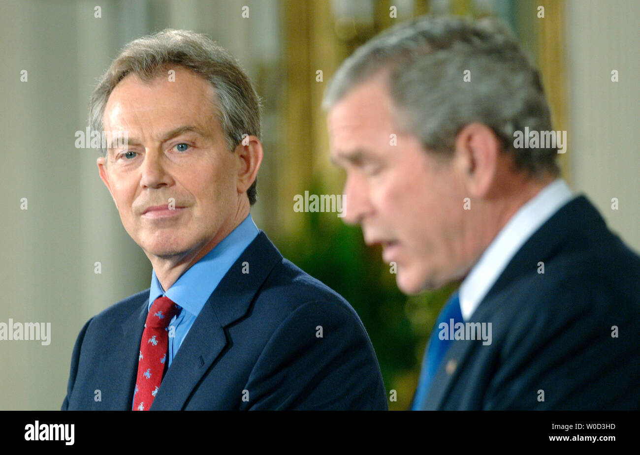 Der britische Premierminister Tony Blair (L) Hört sich US-Präsident George W. Bush sprechen bei einer gemeinsamen Presse Verfügbarkeit, im Osten Zimmer im Weißen Haus am 25. Mai 2006. Bush und Blair sprach auf dem Krieg und im Irak und schwor es, bis die Iraker zu bleiben, bereit sind, die volle Kontrolle zu nehmen. (UPI Foto/Kevin Dietsch) Stockfoto