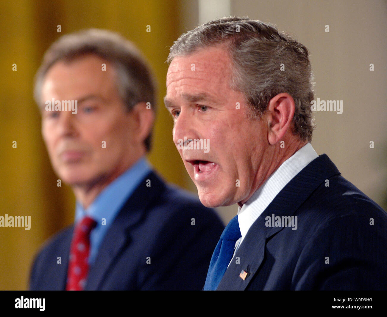 US-Präsident George W. Bush (R) spricht neben der britische Premierminister Tony Blair bei einer gemeinsamen Presse Verfügbarkeit, im Osten Zimmer im Weißen Haus am 25. Mai 2006. Bush und Blair sprach auf dem Krieg und im Irak und schwor es, bis die Iraker zu bleiben, bereit sind, die volle Kontrolle zu nehmen. (UPI Foto/Kevin Dietsch) Stockfoto