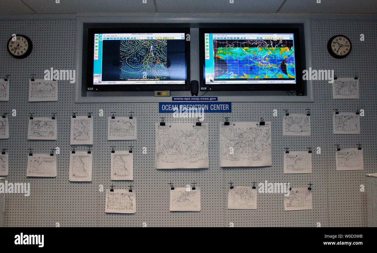 Die nationale ozeanische und atmosphärische Leitungen (NOAA) verkündete vor kurzem ihre Prognosen für die bevorstehenden Nordamerikanischen Hurrikansaison 2006, sie sagen 13 bis 16 benannte Stürme, mit acht bis 10, Hurrikane, in dem vier bis sechs große Hurrikane der Kategorie 3 oder höher, in Camp Springs, MD am 5. Juni 2006. (UPI Foto/Kevin Dietsch) Stockfoto