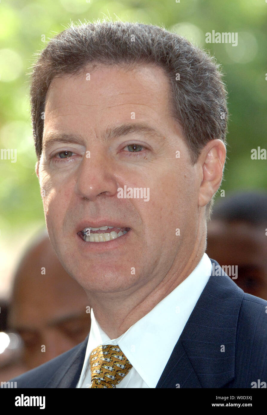 Senator Sam Brownback, R-KS, spricht als High Impact Leadership Koalition und der Koalition der afrikanischen amerikanischen Pastoren eine Nachrichten Konferenz zur Unterstützung der Verbindung Schutz-änderung auf dem Capitol Hill in Washington hält am 6. Juni 2006. (UPI Foto/Roger L. Wollenberg) Stockfoto