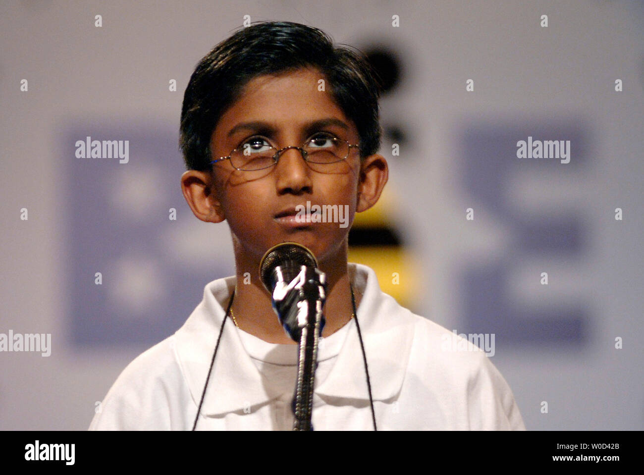 Anjay Ajodha, einem 11 Jahre alten siebten Sortierer von Pearland, Texas, schaut an die Decke, als er sich an seinem Wort, während der 2006 Scripps National Spelling Bee in Washington am 1. Juni 2006 konzentriert. (UPI Foto/Kevin Dietsch) Stockfoto