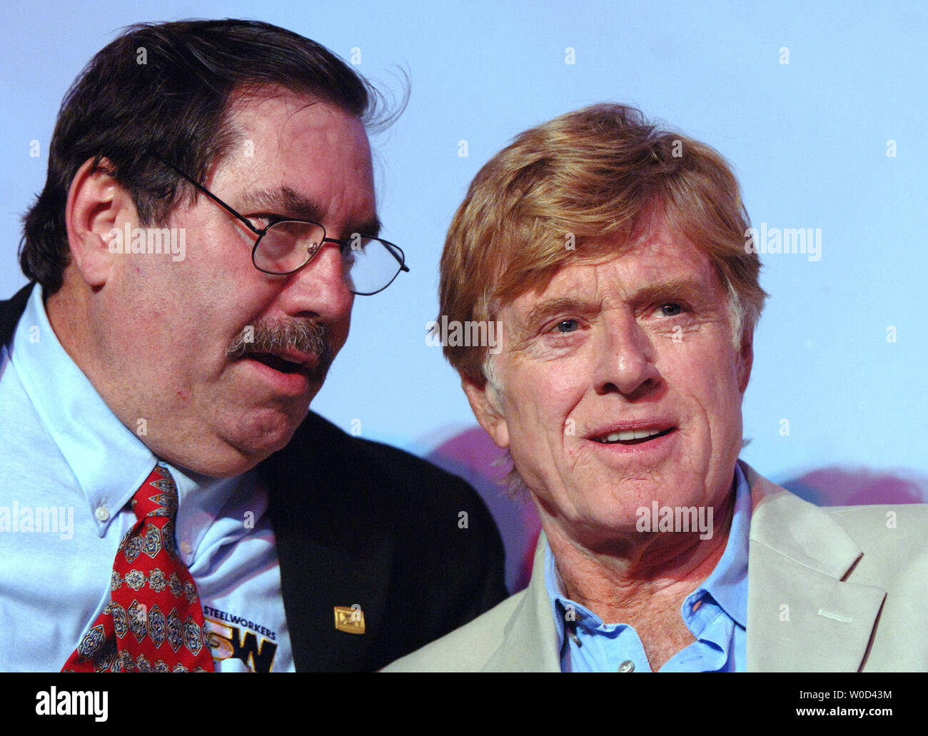 Schauspieler und Umweltaktivistin Robert Redford spricht mit United Steelworkers internationaler Präsident Leo W. Gerard (L) während der Kampagne für Amerikas Zukunft" Amerika Zurück"-Konferenz in Washington am 12. Juni 2006. Die Konferenz konzentriert sich auf die Umwelt und Energie Unabhängigkeit. (UPI Foto/Roger L. Wollenberg) Stockfoto