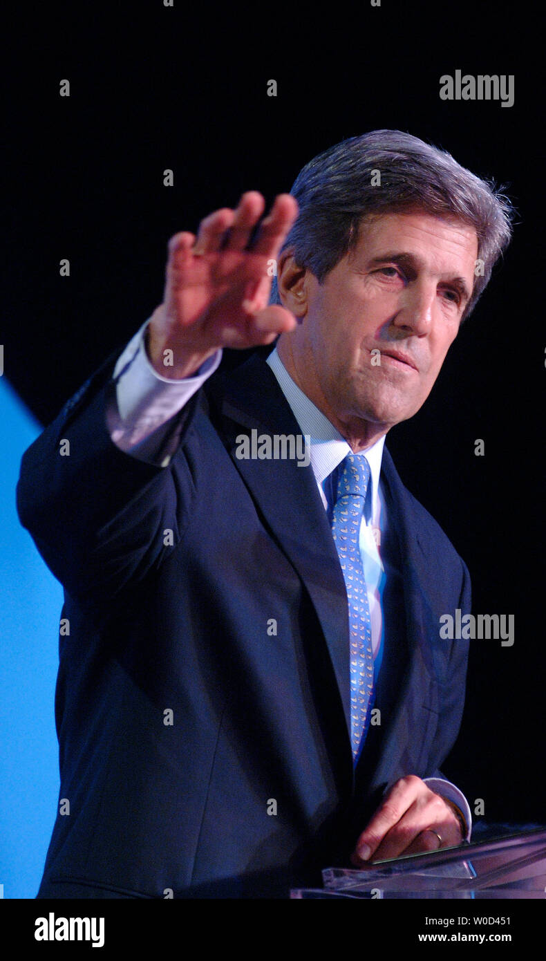 Senator John Kerry (D-MA) spricht an der Kampagne für Amerikas Zukunft der 'Zurück'-Konferenz in Washington am 12. Juni 2006. Kerry sprach über den Krieg im Irak, die Bush-administration und die Notwendigkeit der Demokraten zu sammeln, um wieder die Kontrolle über den Kongress zu übernehmen. (UPI Phot/Kevin Dietsch) Stockfoto