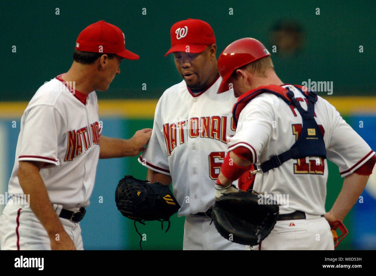 Washington Nationals Krug Livan Hernandez (C) Gespräche mit Angehörigen pitching Randy St. Claire (L) und Staatsangehörige Krug Robert Fink, während einer Konferenz auf dem Damm gegen die Tampa Bay Devil Rays, im ersten Inning am RFK Stadium in Washington am 1. Juli 2006. (UPI Foto/Kevin Dietsch) Stockfoto