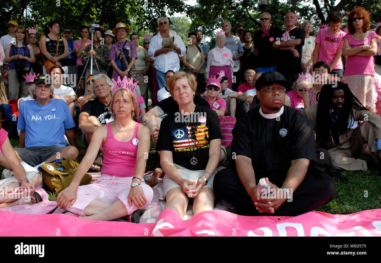 Friedensaktivistin Cindy Sheehan (C) sitzt mit anderen Hungerstreikenden, einschließlich Code Pink Mitbegründer Gael Murphy (L) und Reverend Lennox Yearwood Jr. der Hip Hop Caucus, wie Sie und andere am ersten Tag von ihren Hungerstreik beginnen, in der Nähe des Weißen Hauses in Washington am 3. Juli 2006. Sheehan, die ihr Sohn im Irak Krieg verloren, dazu beigetragen, ein Hungerstreik, den Krieg im Irak zu Ende zu organisieren. (UPI Foto/Kevin Dietsch) Stockfoto