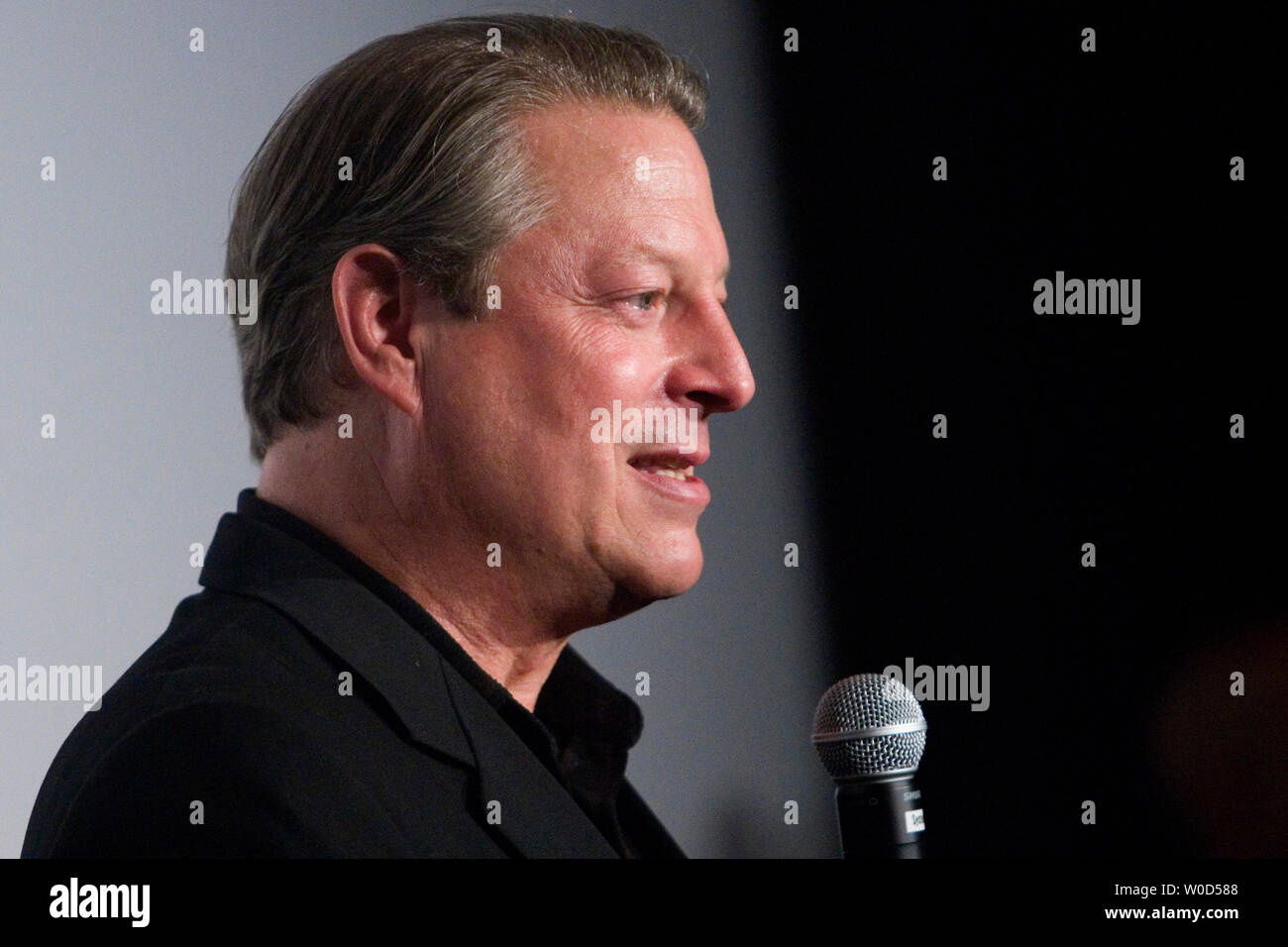 Der ehemalige USVizepräsident Al Gore spricht mit dem Publikum nach